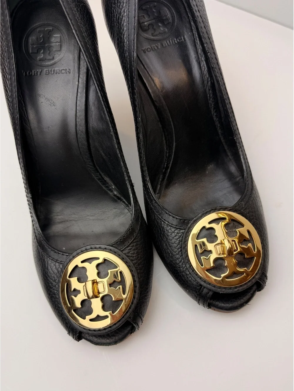 Tory Burch Selma Peep Toe Wedge Heels Black Pebbled Leather Gold Logo Size 10M